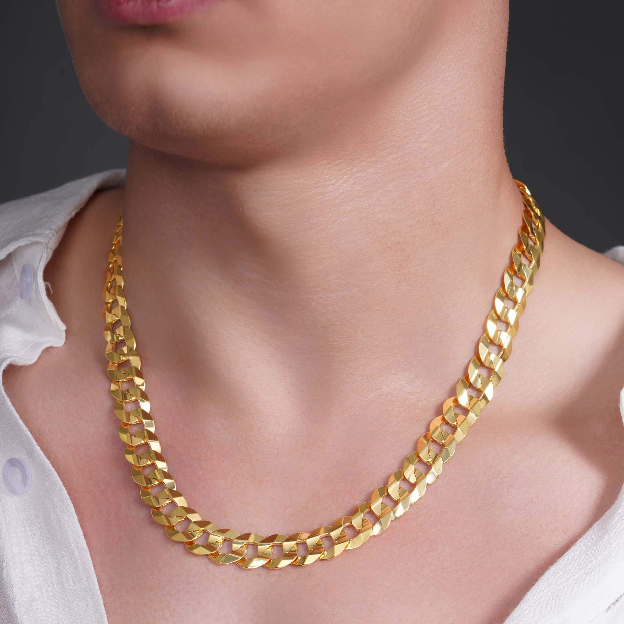 Men's solid gold curb chain necklace, showcasing its stylish interlocking links and bold design.
