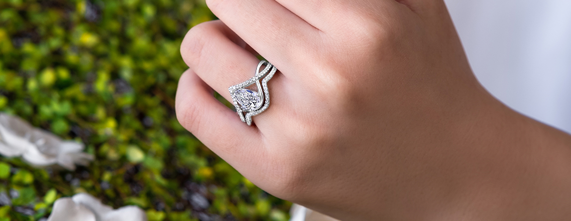 A Love Affair with Pear Shaped Diamond Engagement Rings!