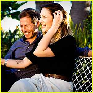 Drew Barrymore's sizable sparkler has an estimated value of $80,000