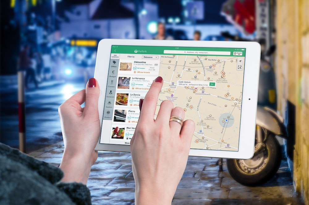 Buying an Engagement Ring Near You vs Online: What’s Best?