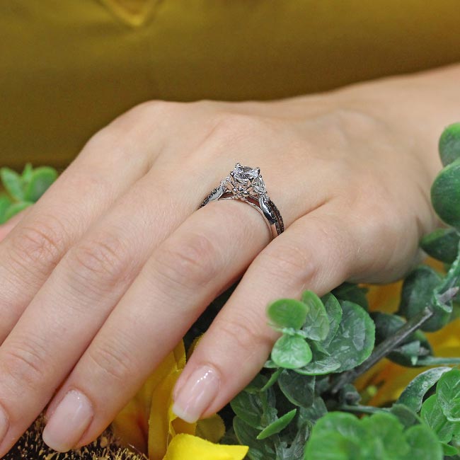 Lab Grown Diamond Leaf Ring With Black Diamonds Image 7